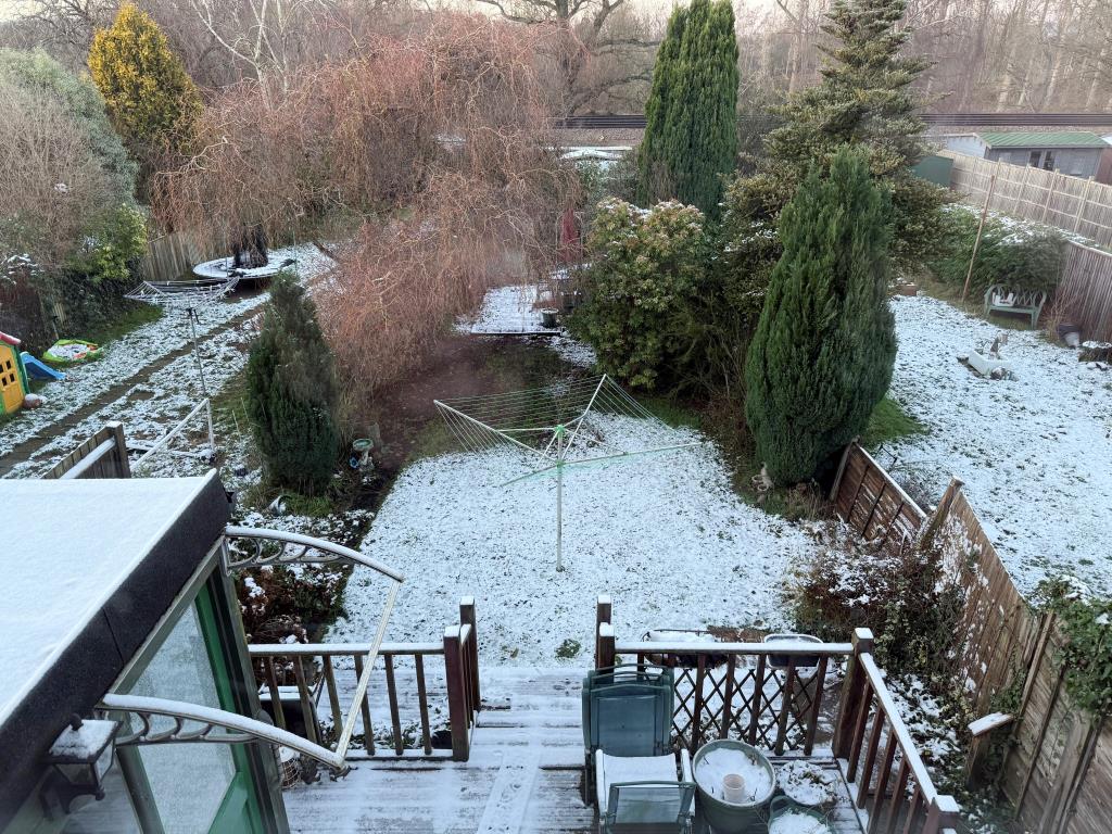 Lot: 171 - THREE-BEDROOM END-TERRACE HOUSE FOR IMPROVEMENT - Garden and decking to rear